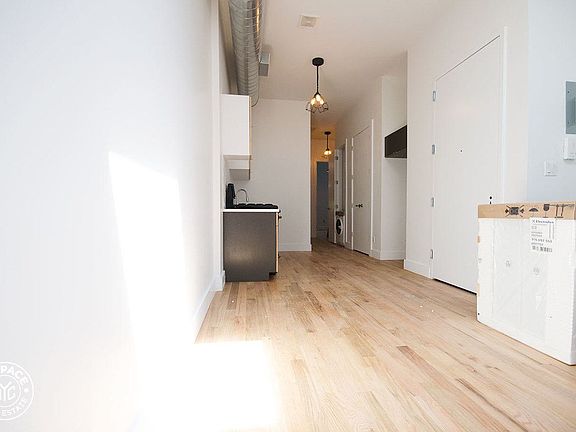 5th image of 377 Menahan St APT 1R