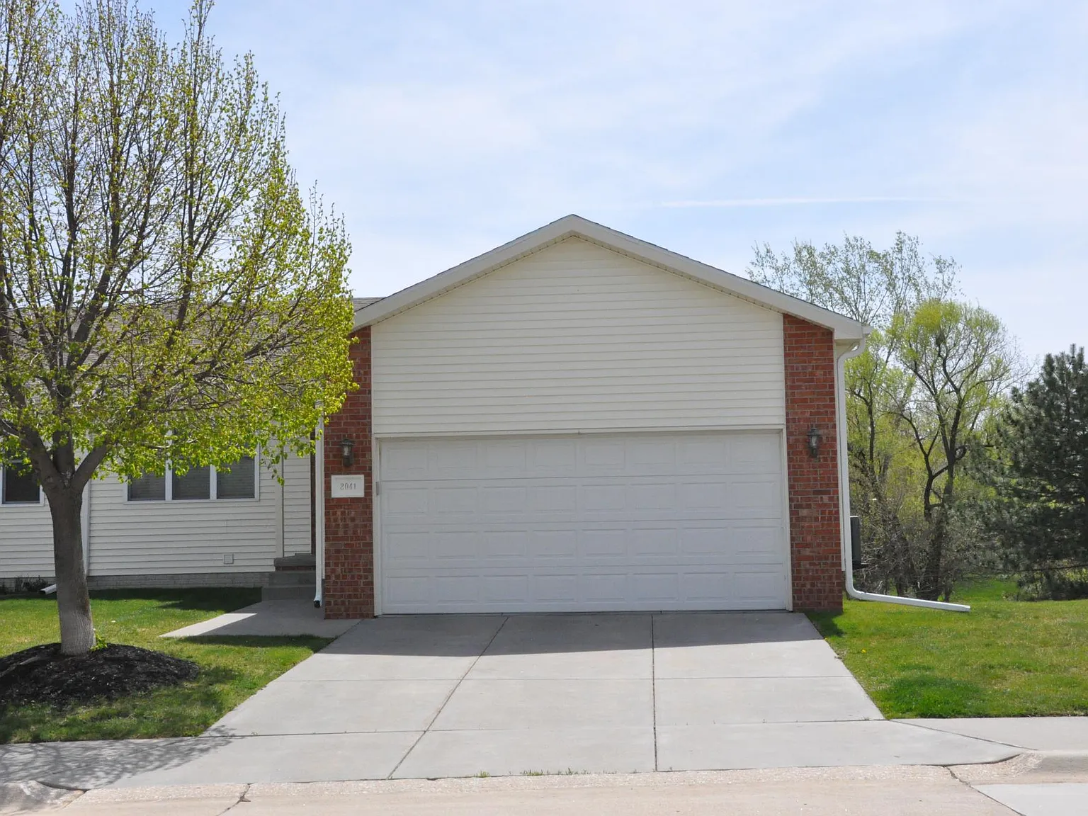 3 bed, 1974 sqft, $2,000 — Photo 1