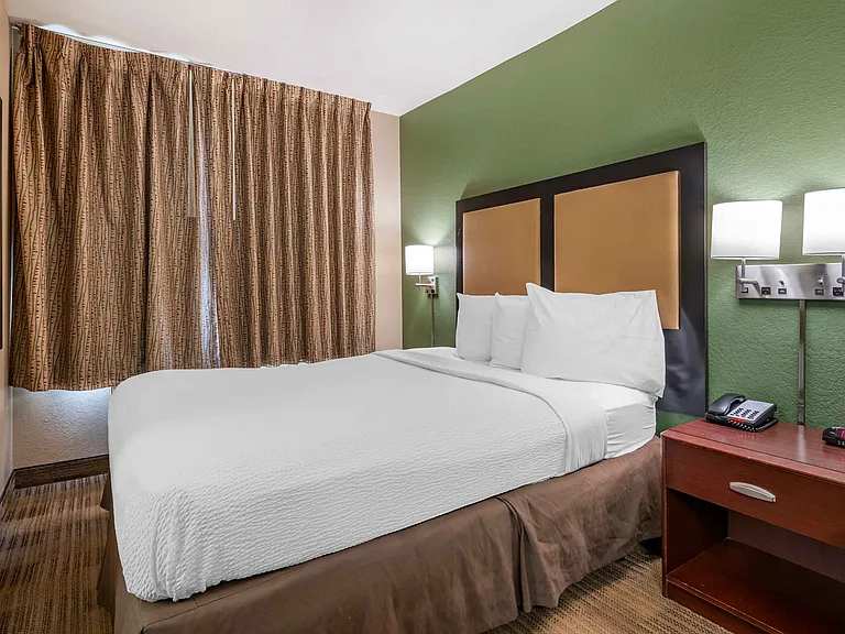 Deluxe Studio - 1 Queen Bed