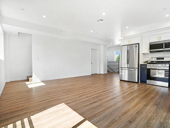 5th image of 2318 W 2nd St #B8239153e