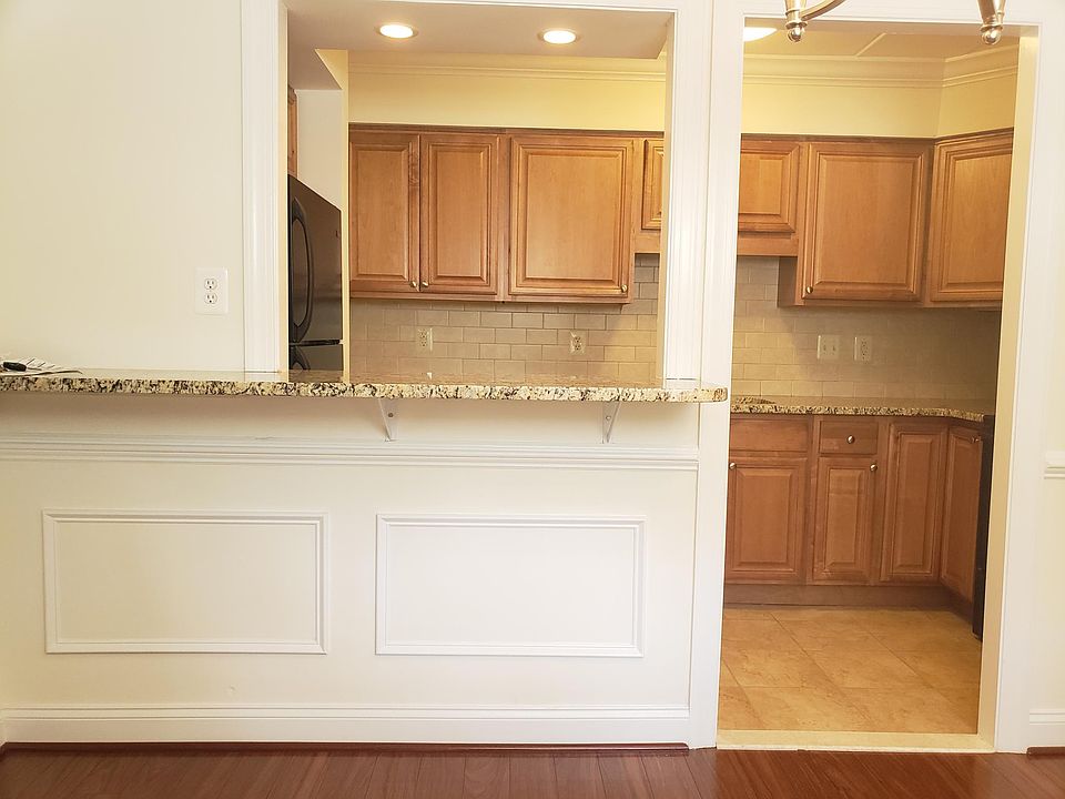 #209 Kitchen Breakfast Bar