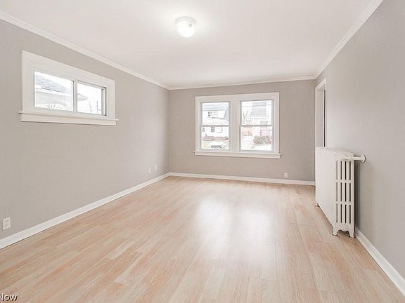4th image of 12127 Erwin Ave