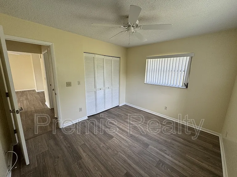 144 Stafford Cir — Photo 5