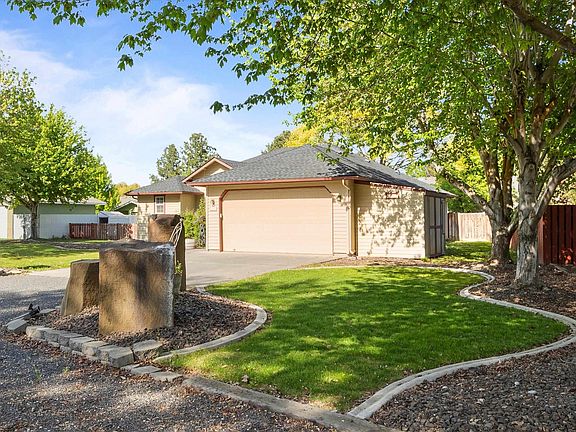 3rd image of 839 S Meadowlark Ln
