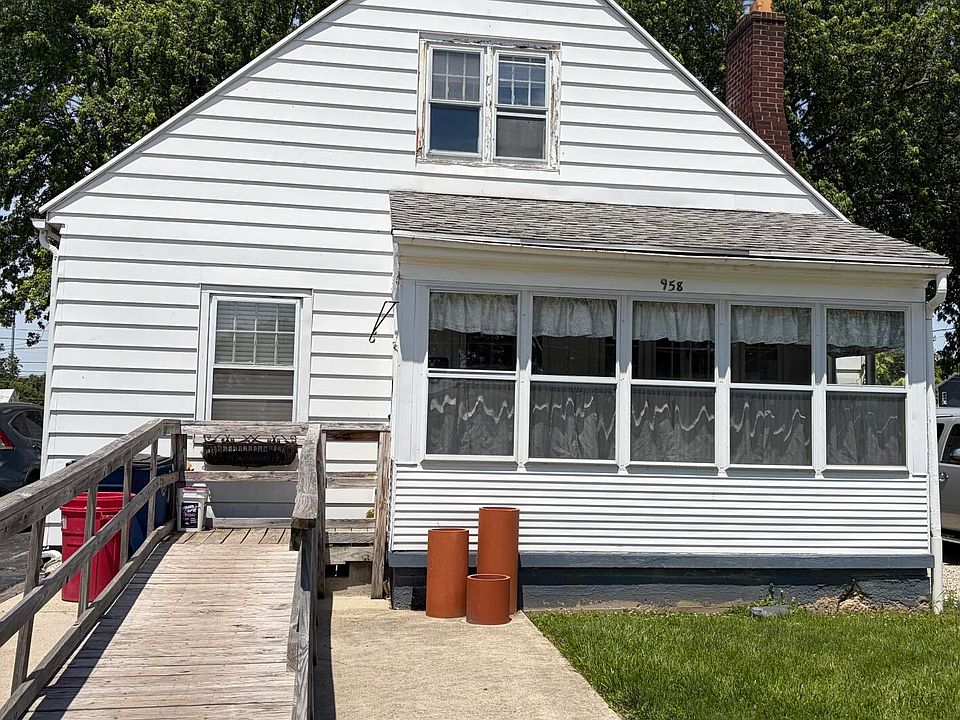1st image of 958 E Spring St