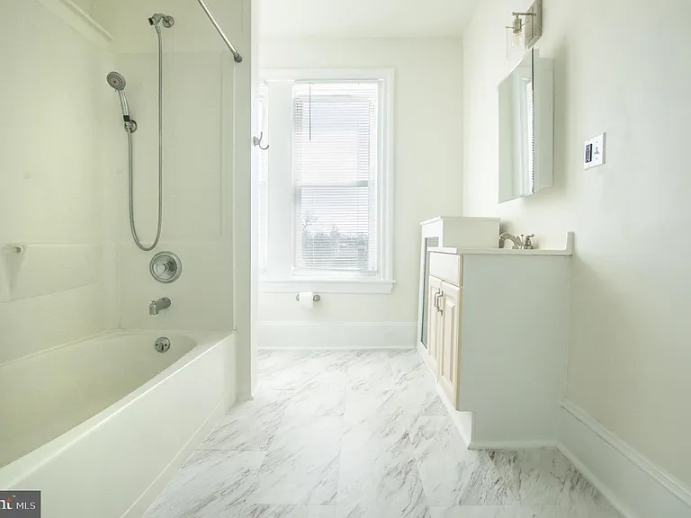 401 W Washington St — Photo 10