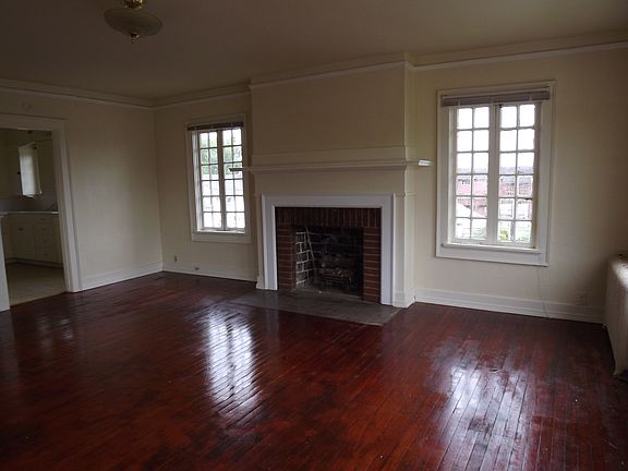 Living-dinning room w fireplace..non working