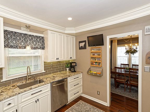 5th image of 42 Buckingham Dr