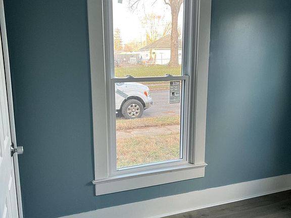 3rd image of 1427 Forest Ave