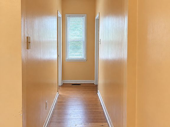 4th image of 827 Hamlin St