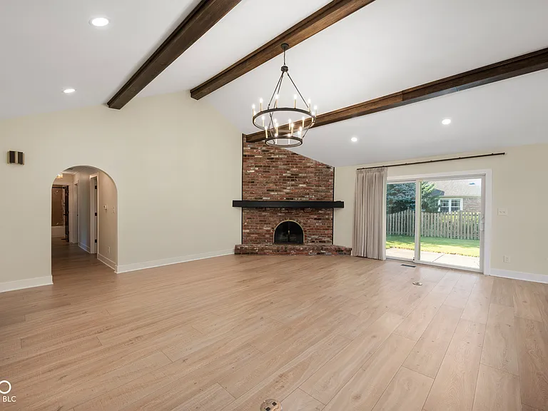 910 Williamsburg Ln — Photo 5