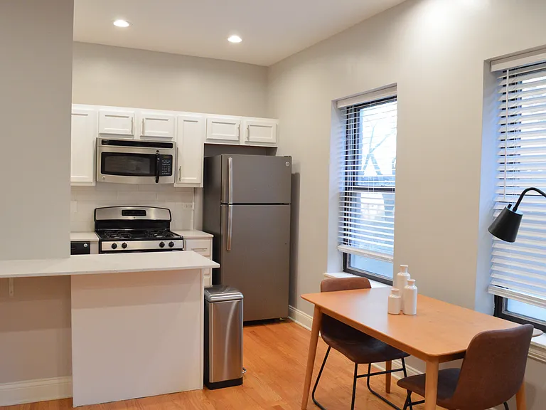 853GA W Barry Ave — Photo 21