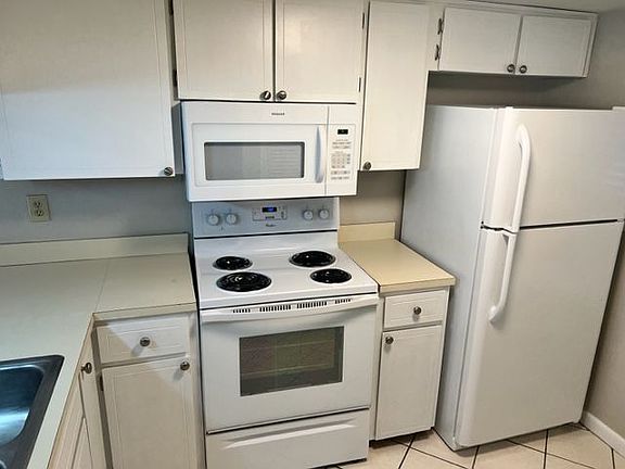 5th image of 229 Carmel Dr Unit 8