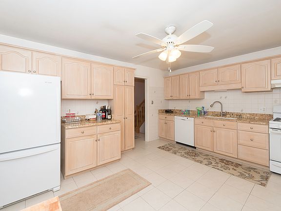 3rd image of 1205 Winston Dr