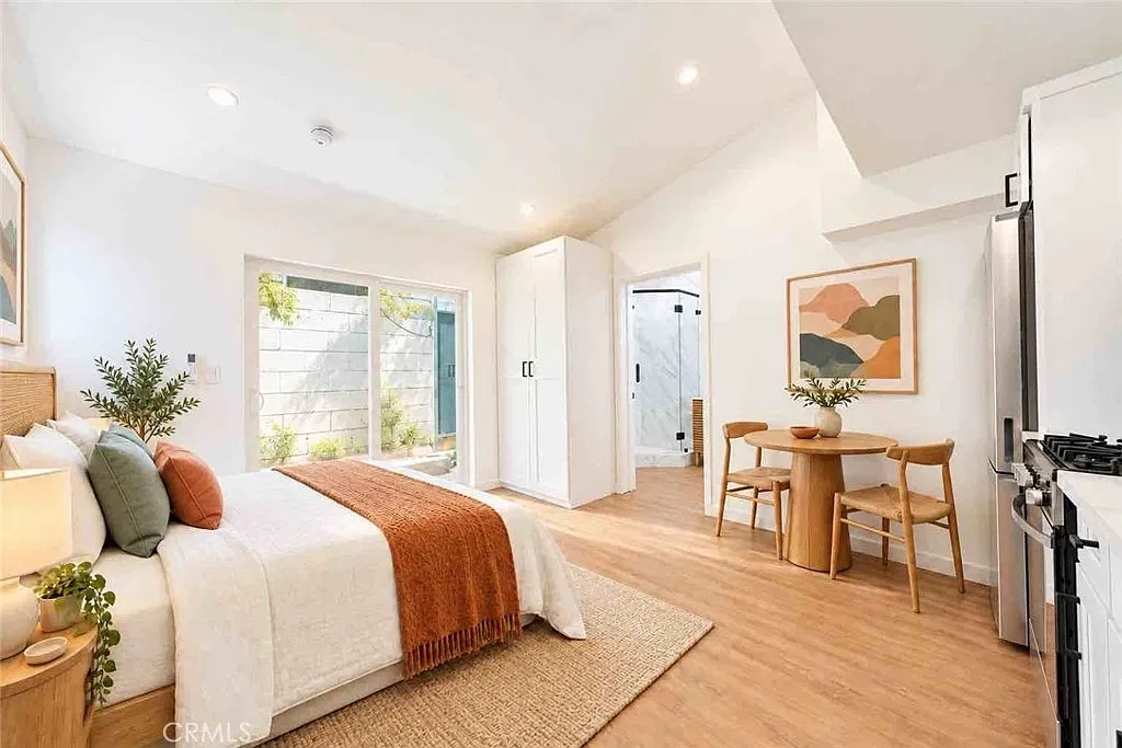 Studio, 400 sqft, $1,695 — Photo 3