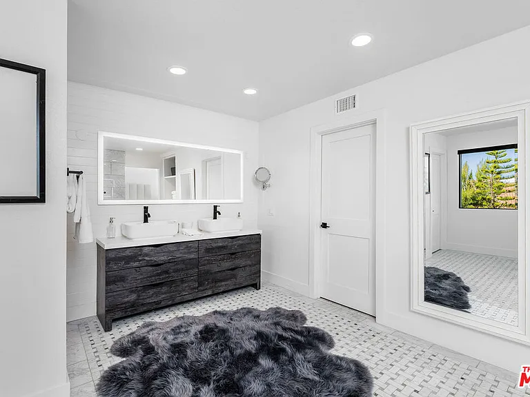 23458 W Moon Shadows Dr — Photo 17