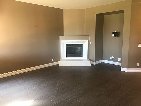 Family Room w/Fireplace