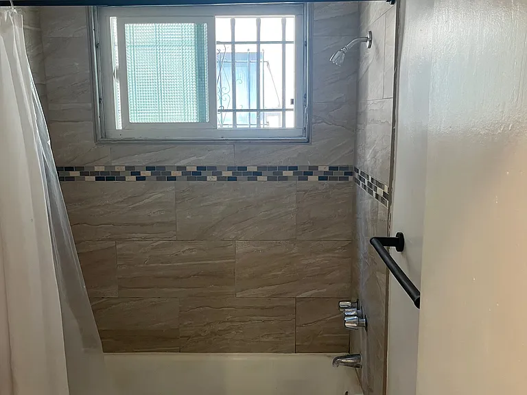 2-1224 N Mansfield Ave — Photo 13