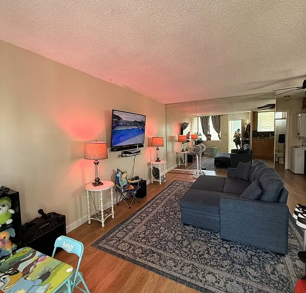 1526 Kewalo St #9 — Photo 3
