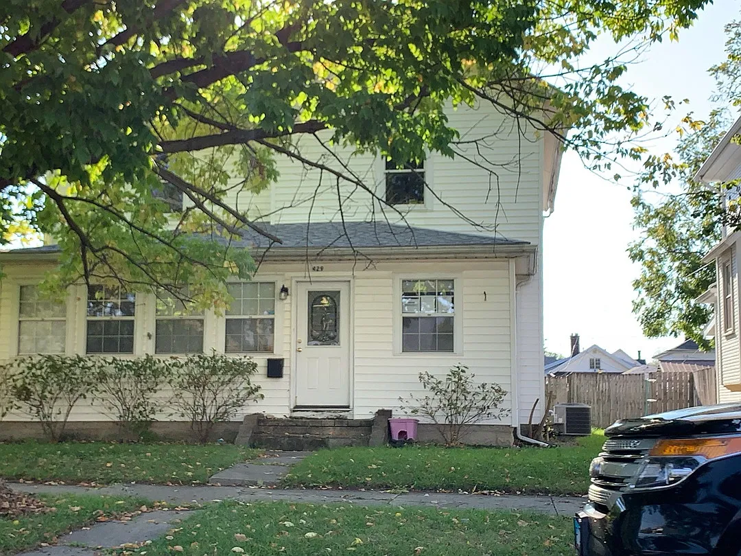 429 E Temple St photo 1