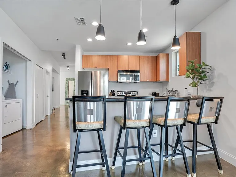 525 E Jackson St #301 — Photo 36