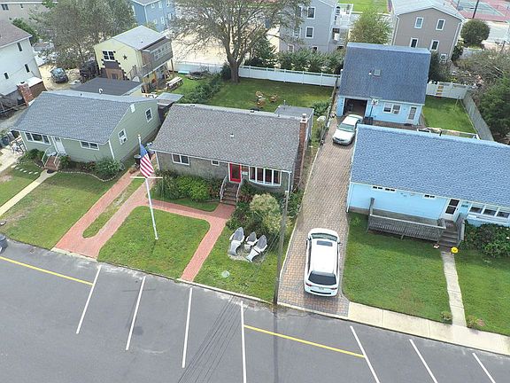 3rd image of 318 Coral St
