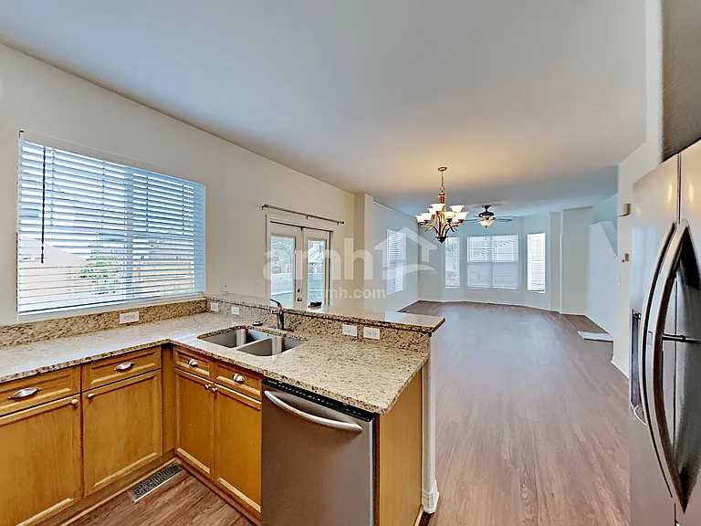 2542 S Genoa St — Photo 5
