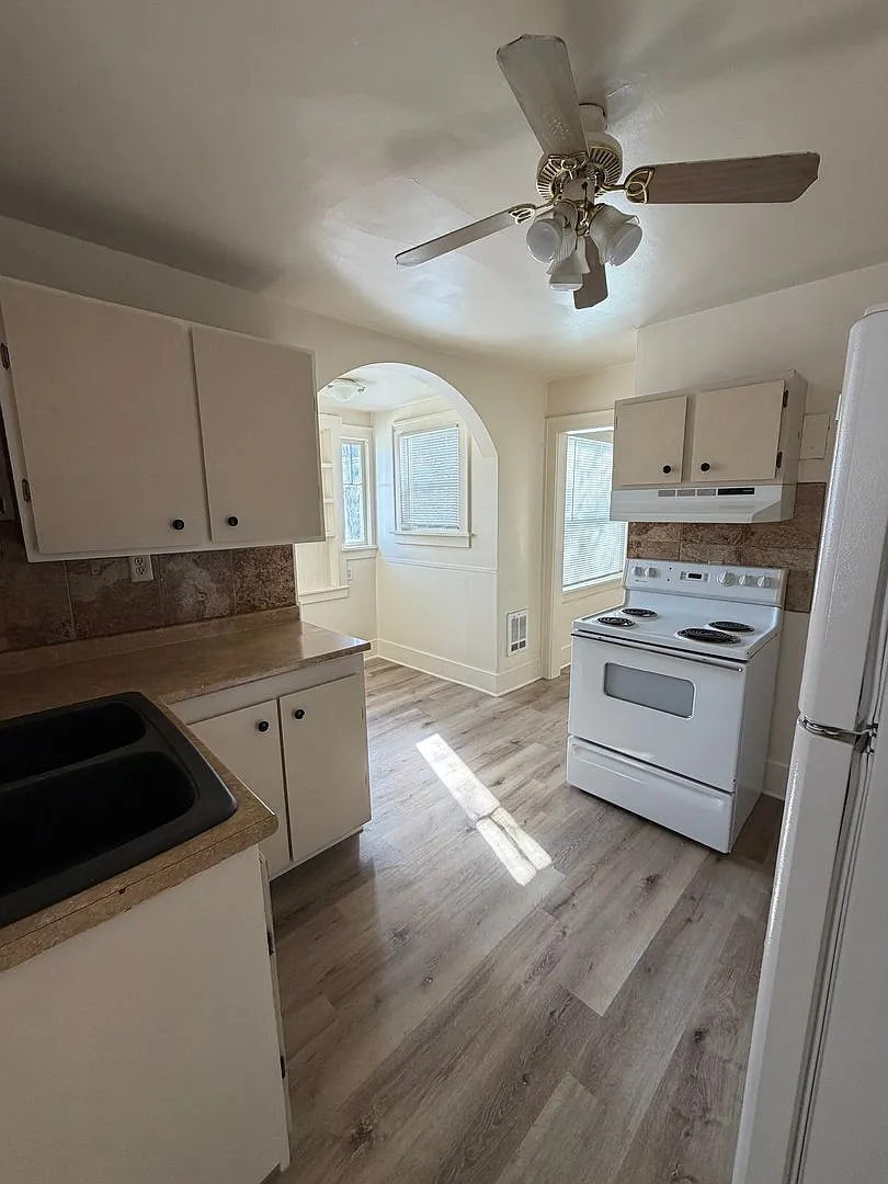 Large 3 bed 2 bath located close to downtown — Photo 3