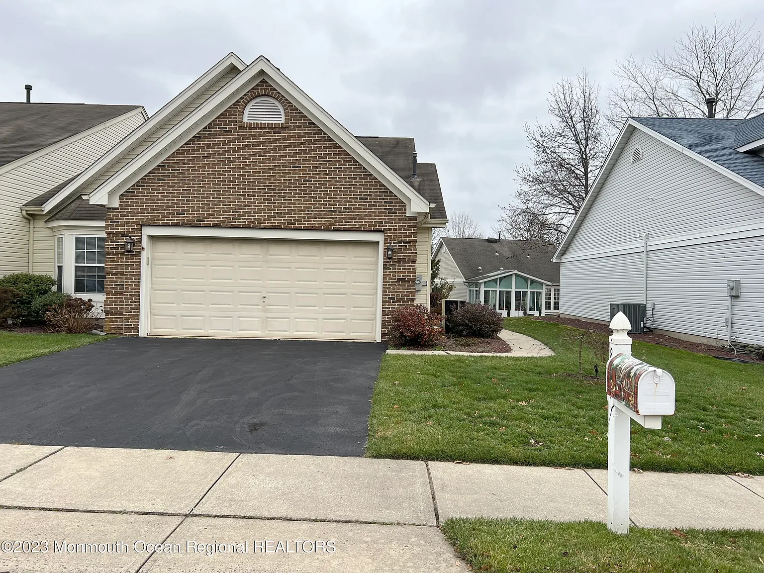 85 Chain Boulevard photo 1