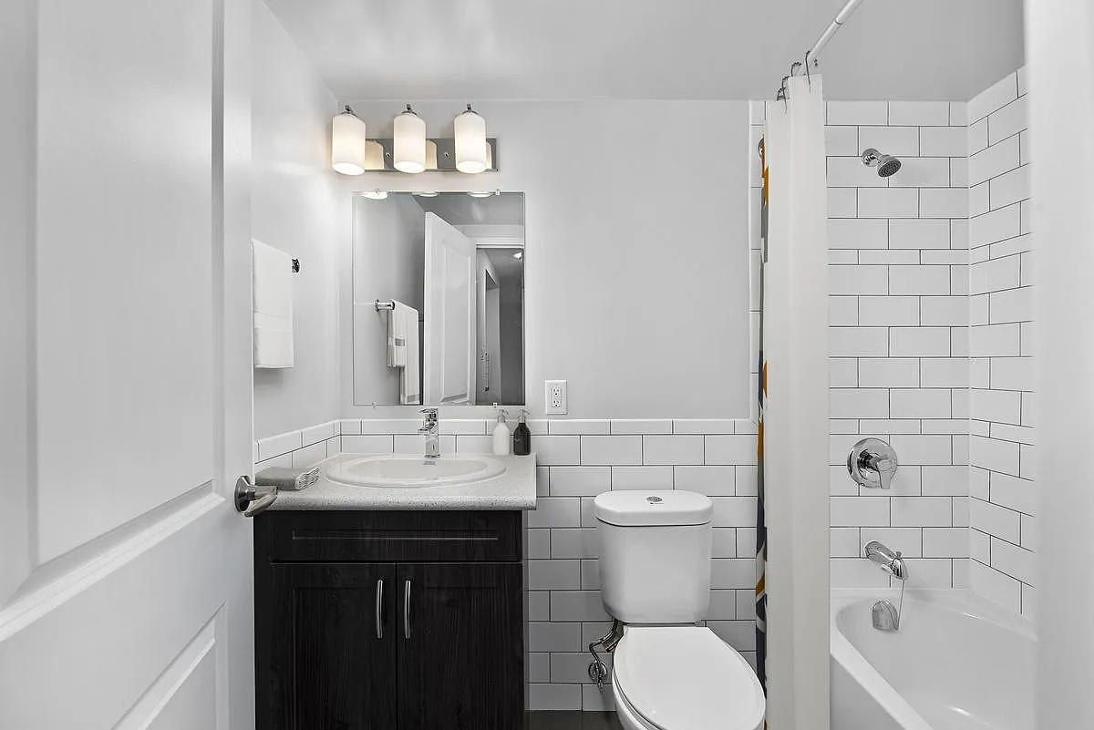 7 Manhattan Crt. — Photo 4