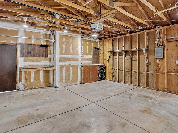 4th image of 321 Diamond Dr