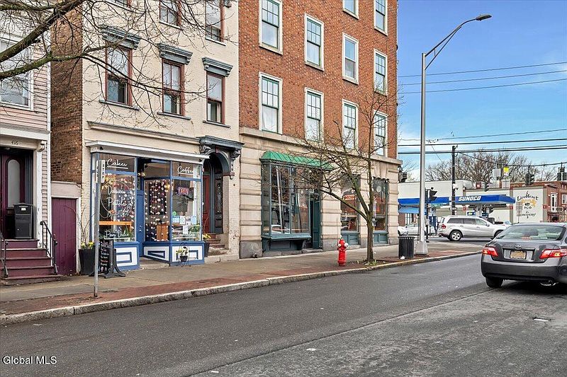 3rd image of 418 Madison Avenue