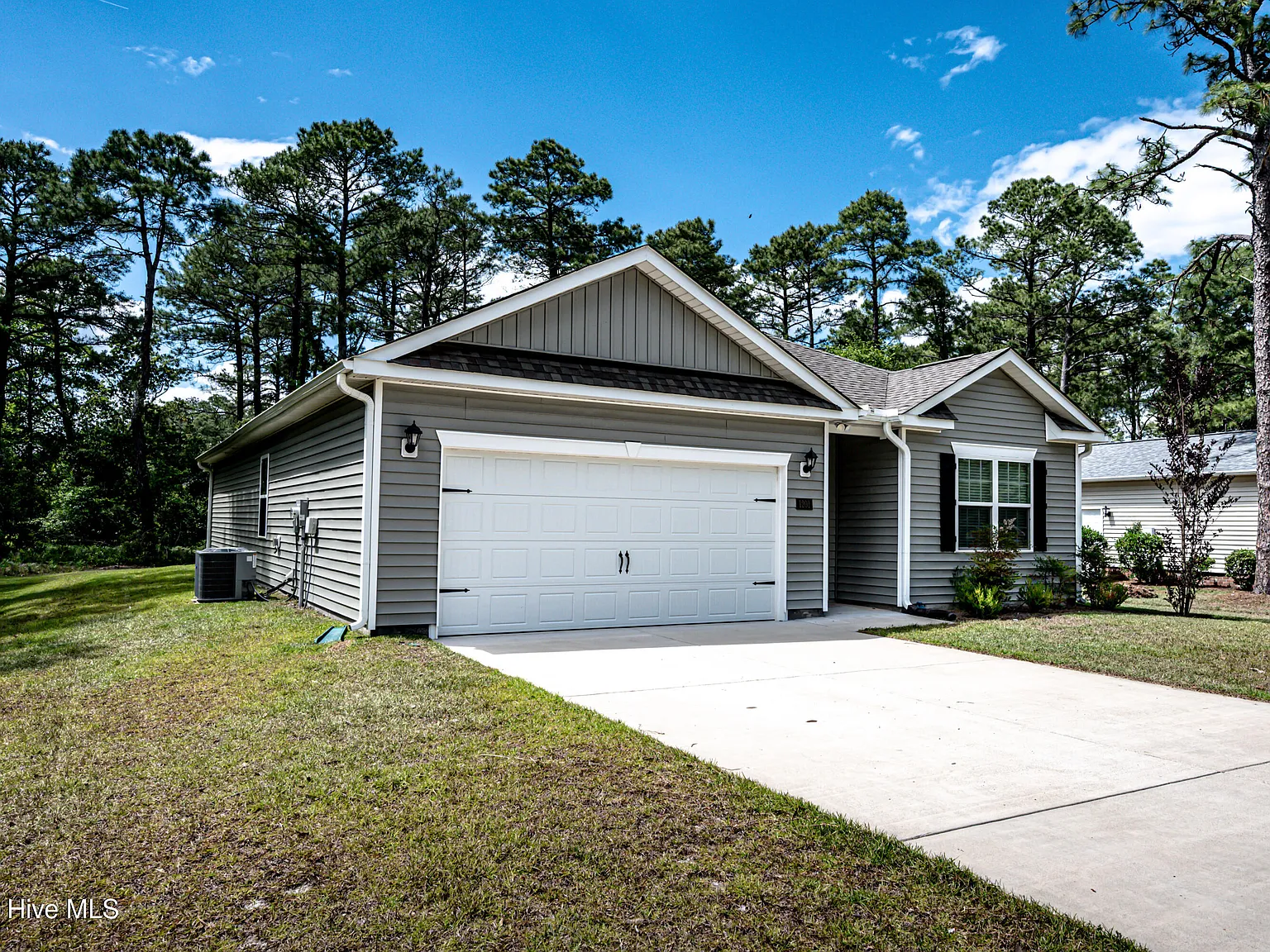4 bed, 2.0 bath, 1764 sqft, $2,200 — Photo 2
