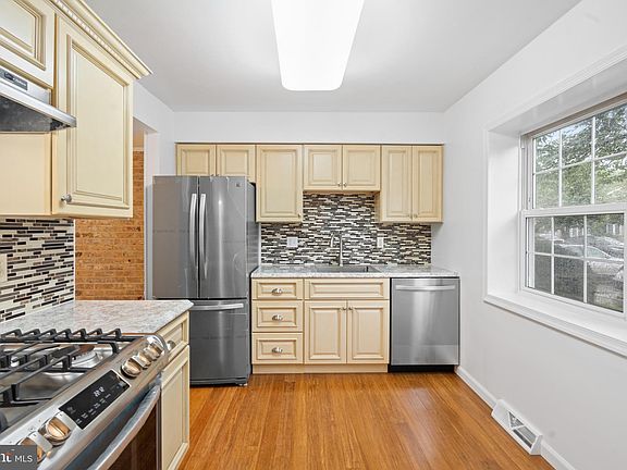 3rd image of 6523 Gildar St