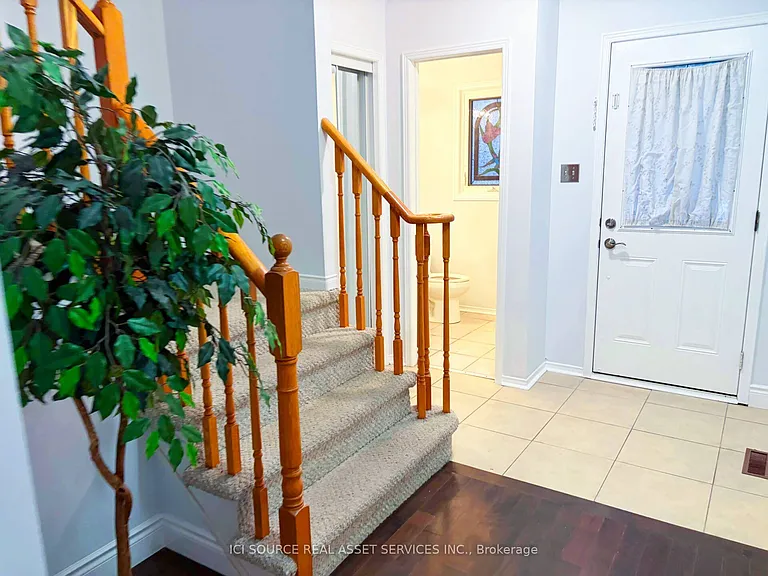 7176 Harding Cres — Photo 9