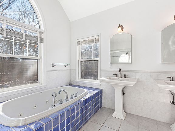 4th image of 528 Wainscott Northwest Rd #Eh