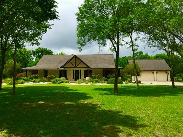 1st image of 2811 Oakwood Trl