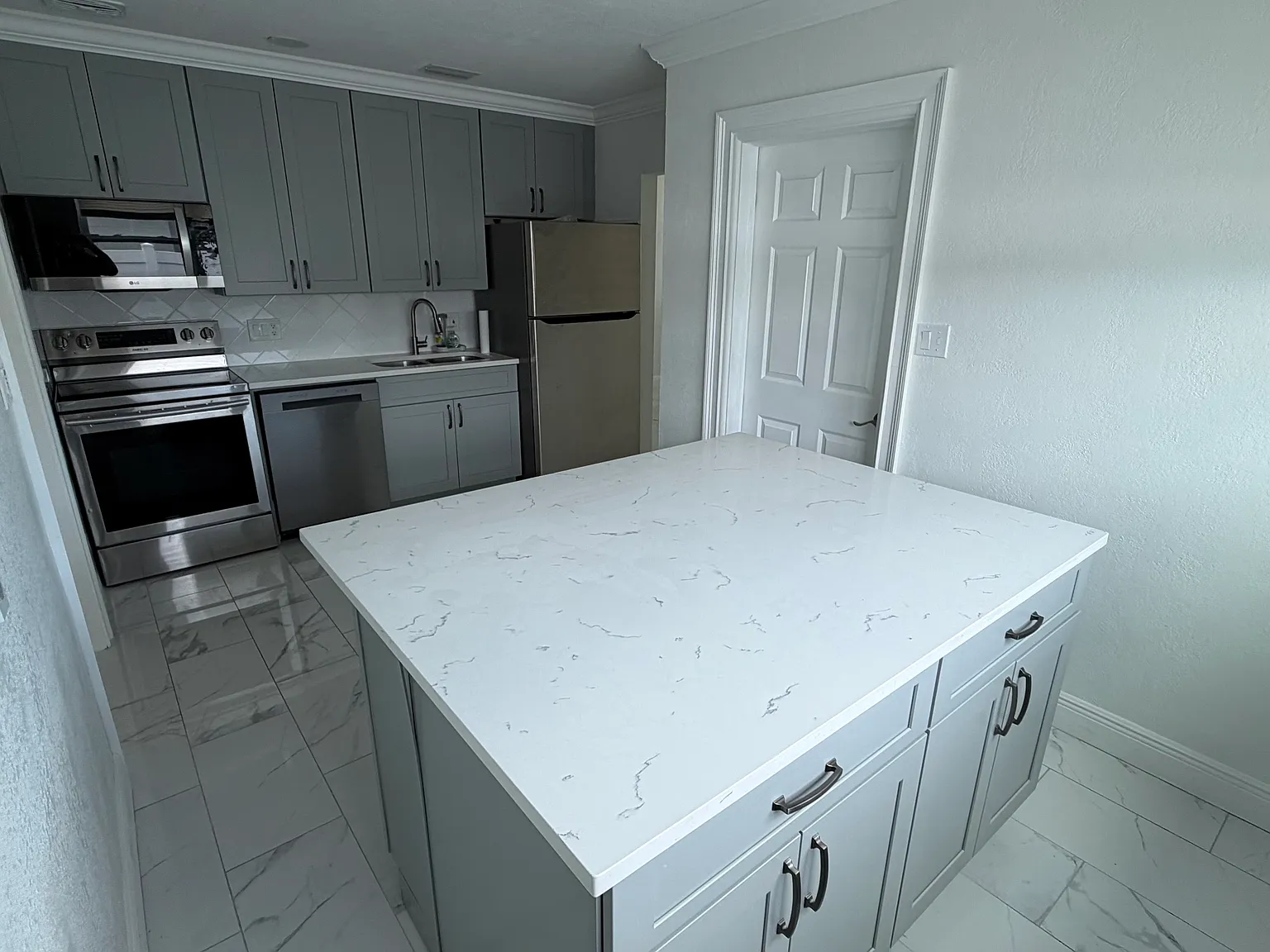 3 bed, 1452 sqft, $2,450 — Photo 3