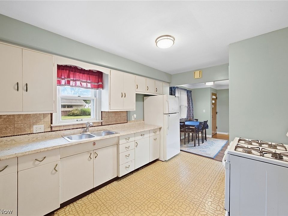 10th image of 320 West St