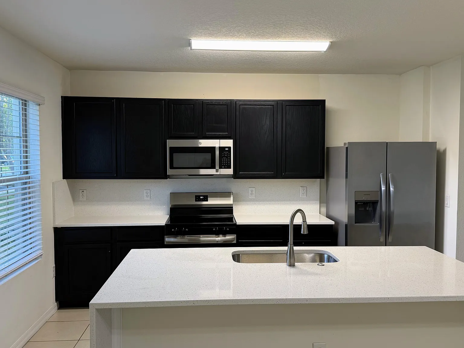 3 bed, 2.5 bath, 1672 sqft, $2,300 — Photo 3