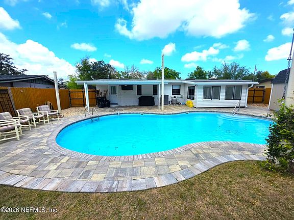2nd image of 366 BLAIRMORE Boulevard E