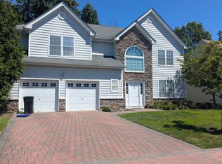 28 Pine Ln, Springfield, NJ 07081