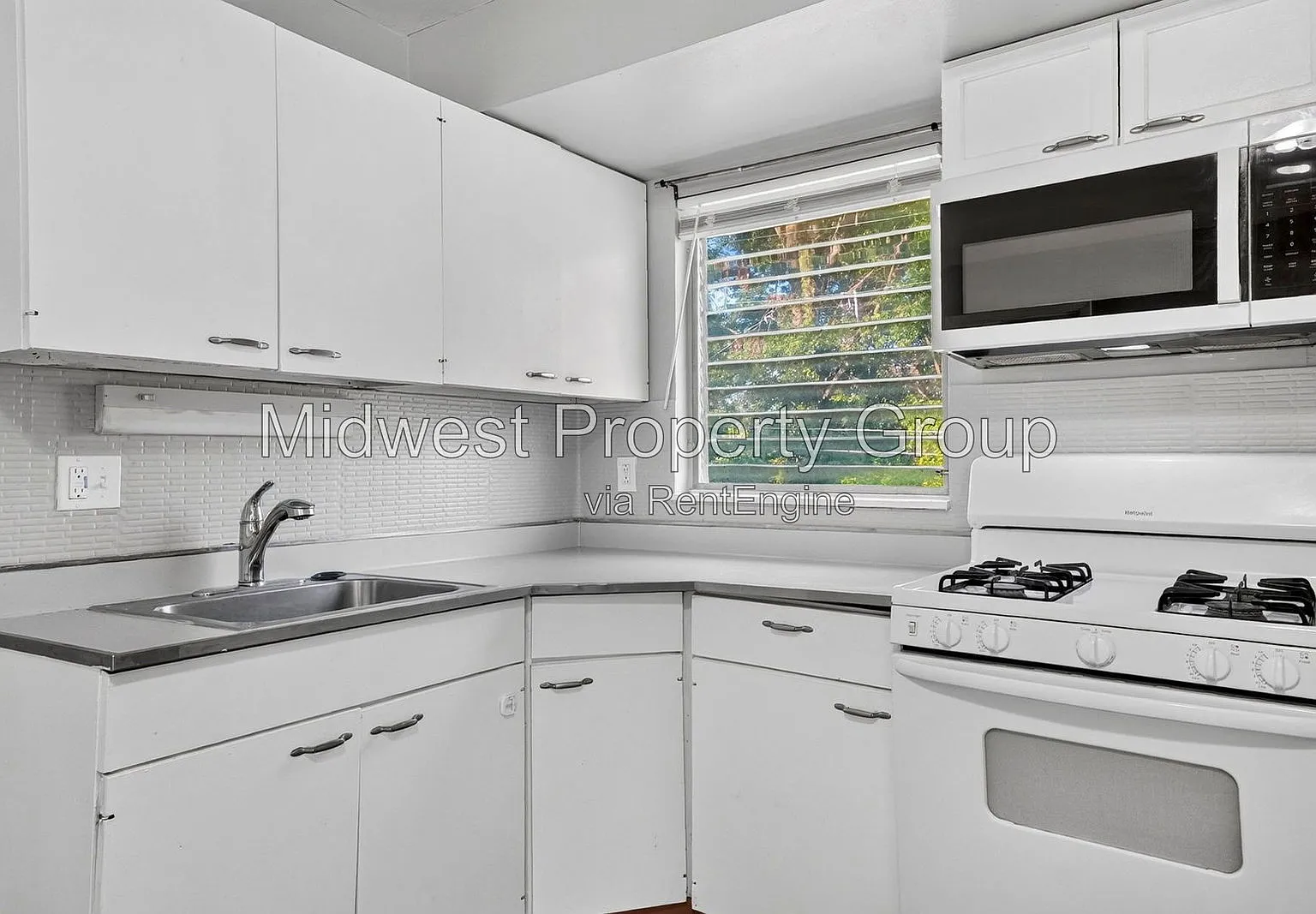 3 bed, 1.0 bath, 932 sqft, $1,195 — Photo 3
