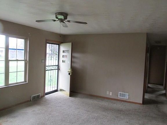 5th image of 410 David Lind Dr