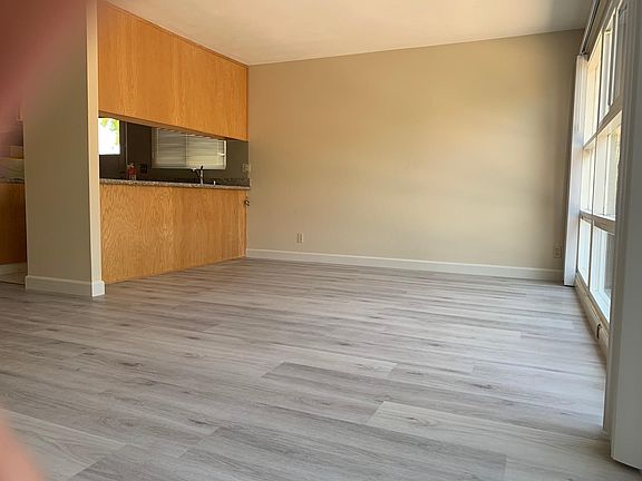 4th image of 970 Planetree Pl