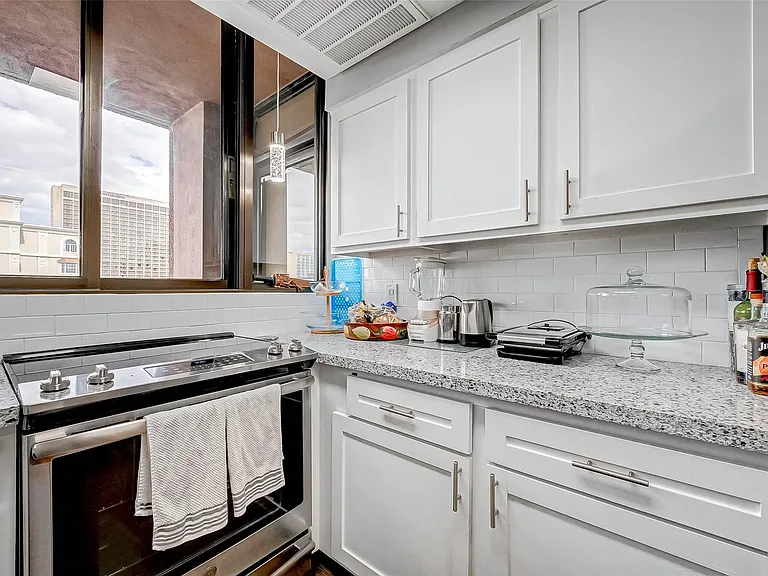 5150 Hidalgo St #402 — Photo 35