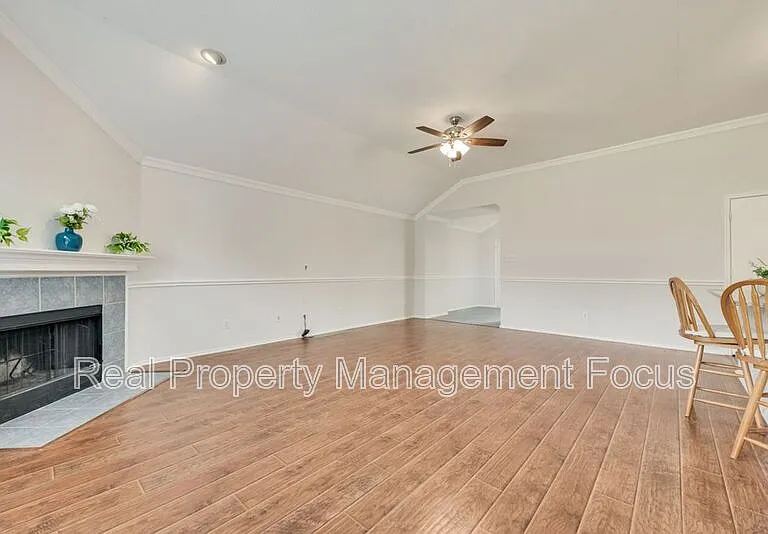 1004 Trickham Dr — Photo 8