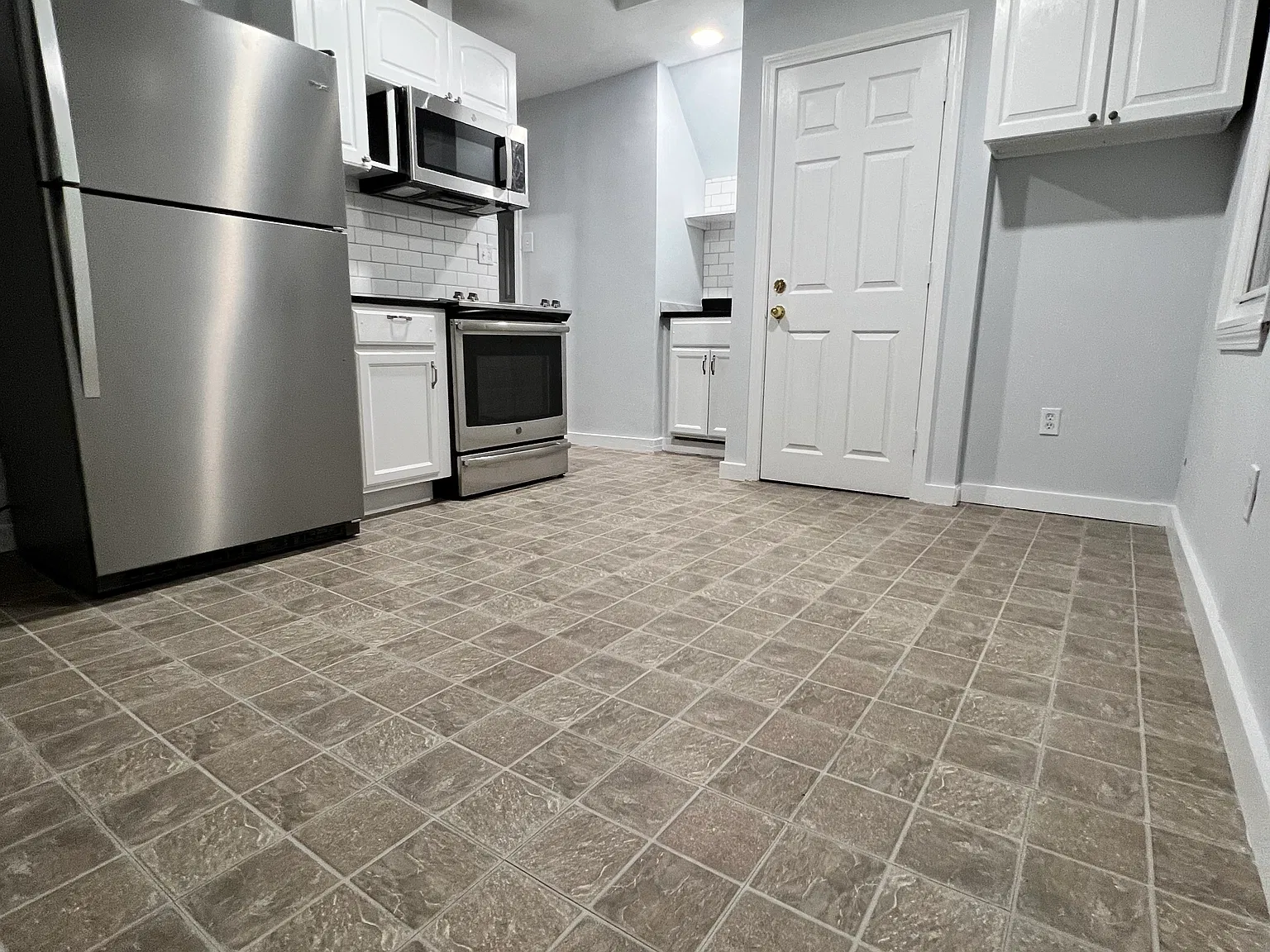 1 bed, 700 sqft, $2,100 — Photo 3