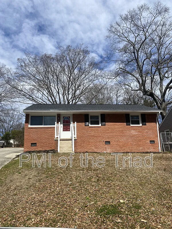 3 bed, 1.0 bath, 925 sqft, $1,315 — Photo 1