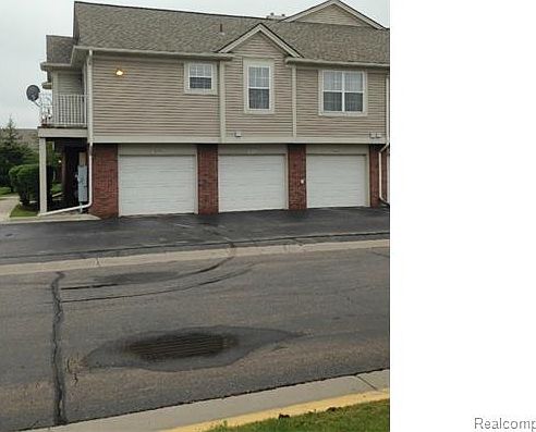 3rd image of 16534 Glenpointe Dr